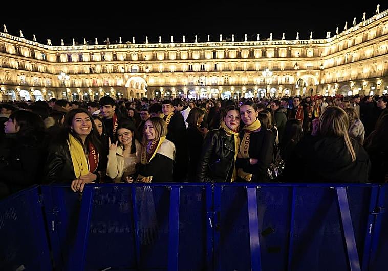 Miles de jóvenes se acercaron a la Plaza Mayor desde mucho antes de las campanadas.