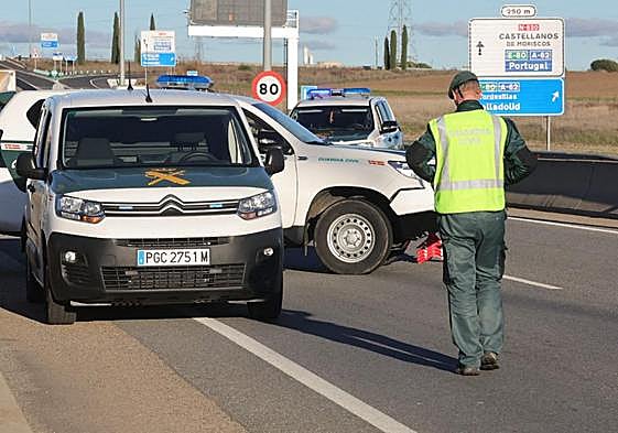 La Guardia Civil efectúa controles en la entrada de Salamanca.