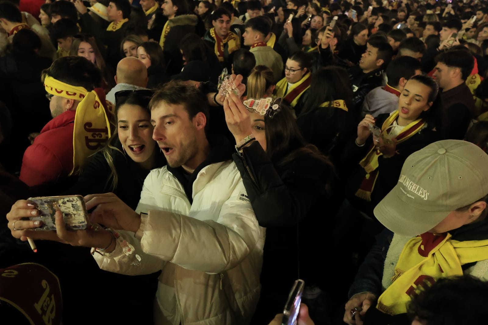 Miles de jóvenes disfrutan de un Fin de Año Universitario menos multitudinario