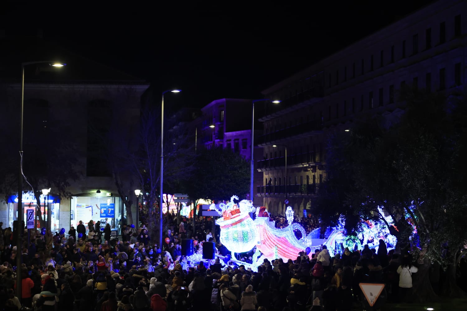 Papá Noel recorre las calles de la ciudad con la &#039;Cabalgaza&#039;