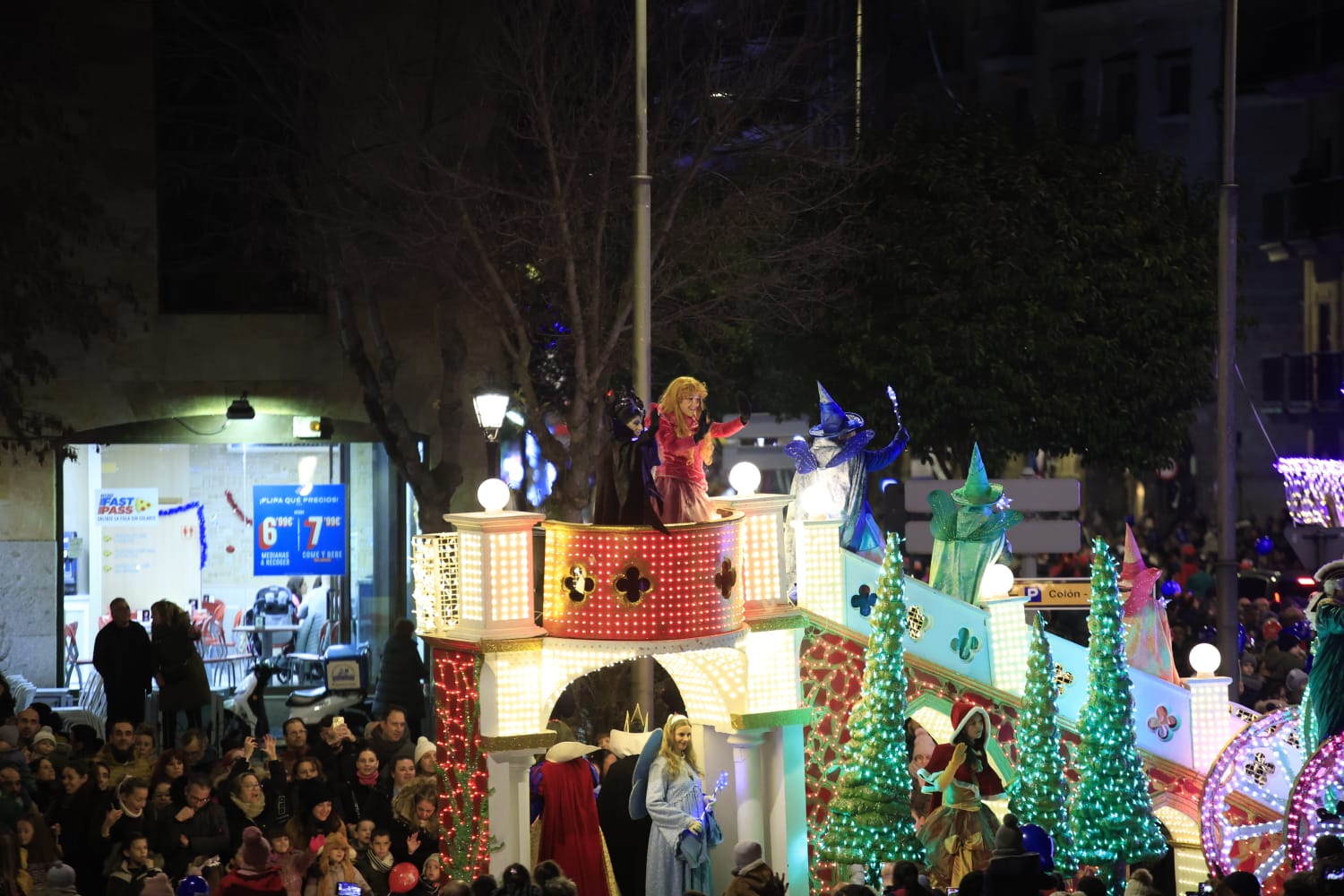 Papá Noel recorre las calles de la ciudad con la &#039;Cabalgaza&#039;