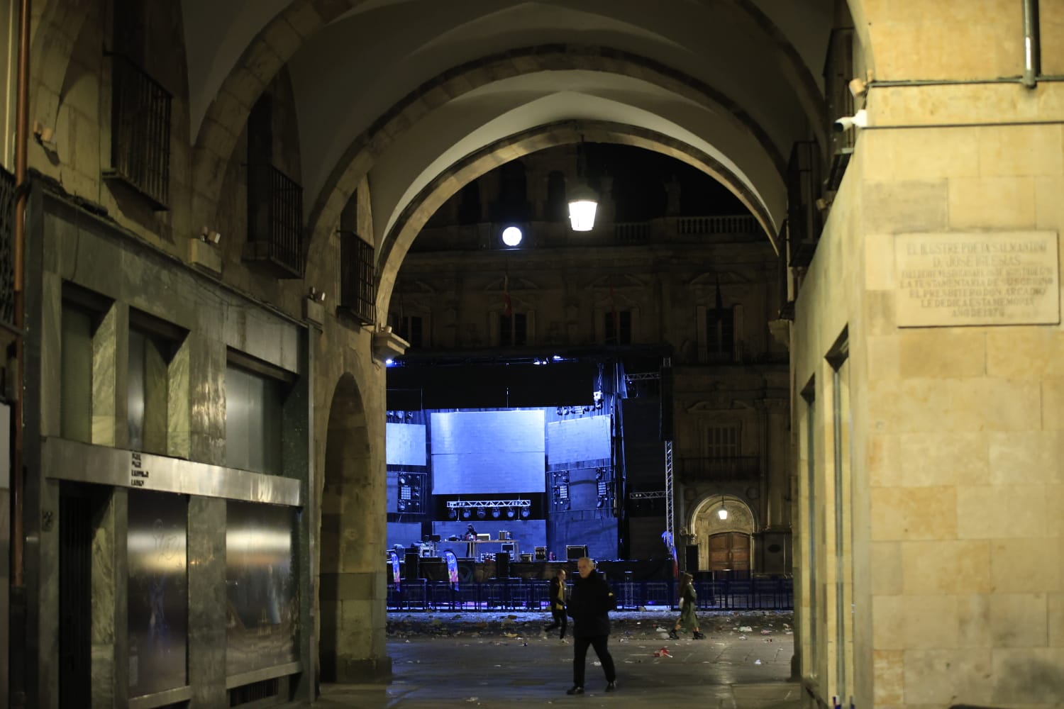 Los basureros limpian 3.000 kilos de residuos en la Plaza Mayor