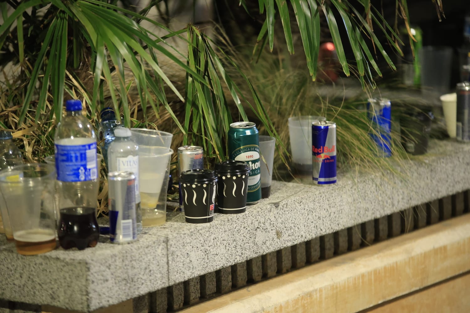 Los basureros limpian 3.000 kilos de residuos en la Plaza Mayor