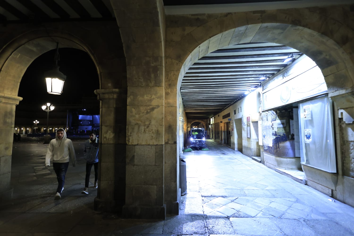 Los basureros limpian 3.000 kilos de residuos en la Plaza Mayor