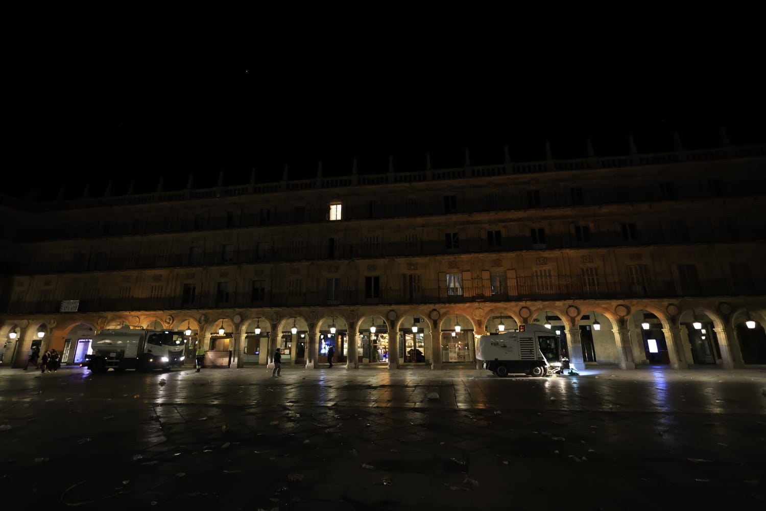 Los basureros limpian 3.000 kilos de residuos en la Plaza Mayor