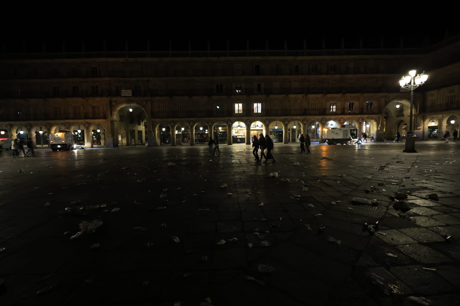 Los basureros limpian 3.000 kilos de residuos en la Plaza Mayor