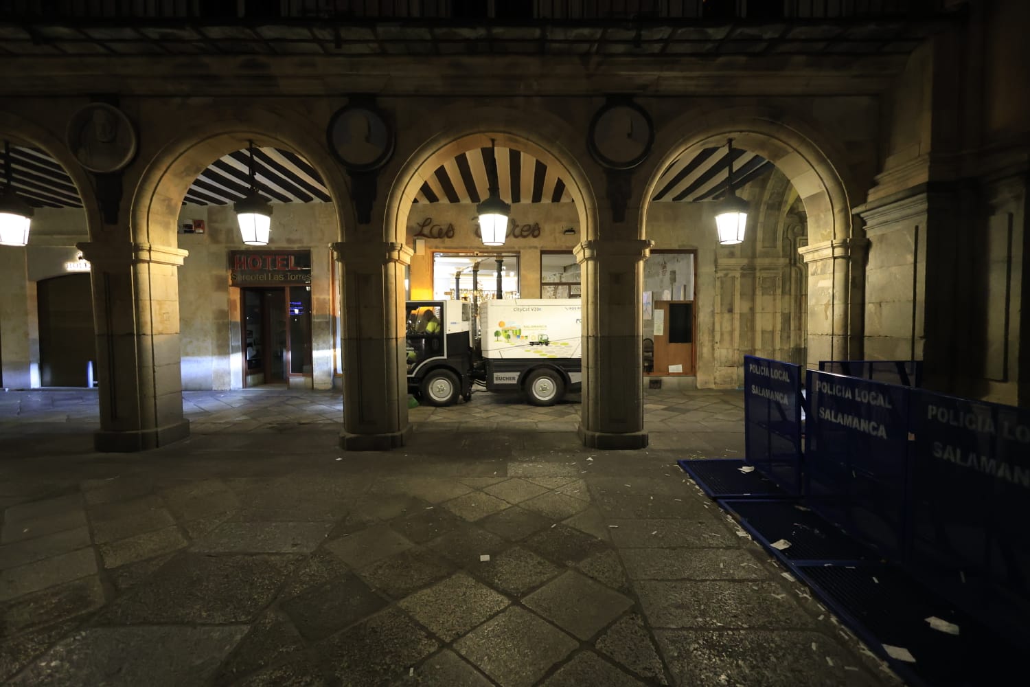 Los basureros limpian 3.000 kilos de residuos en la Plaza Mayor
