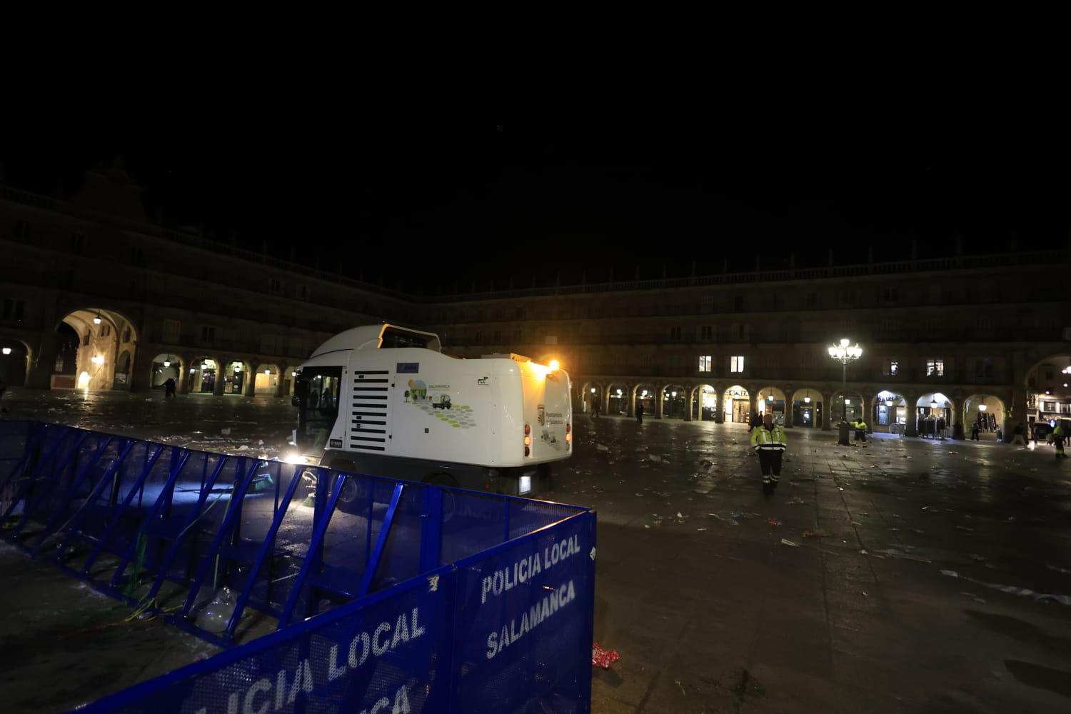 Los basureros limpian 3.000 kilos de residuos en la Plaza Mayor