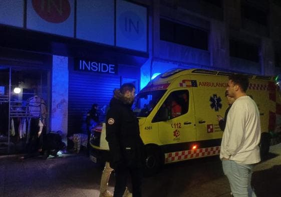 Una ambulancia atiende al joven herido.