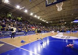 Momento en el que el público ha empezado a arrojar juguetes a la cancha