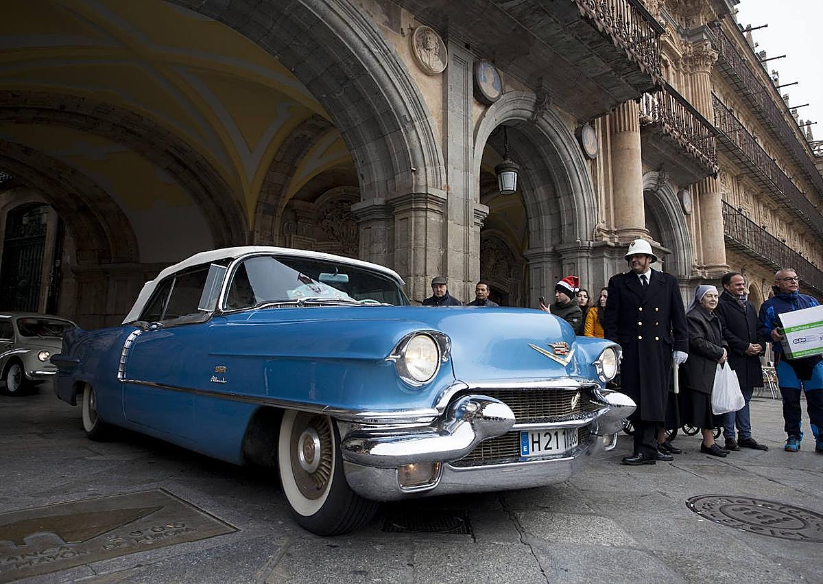 Imagen secundaria 1 - Los 180 participantes en la Plaza Mayor y dos vehículos entrando ante la mirada del Guardia Urbano.