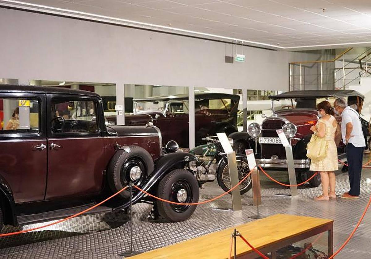 Dos visitantes en el Museo de Historia de la Automoción de Salamanca.