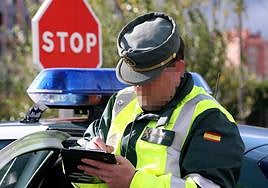 Un agente de la Guardia Civil tramita una multa.