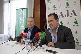 El presidente de Asaja Castilla y León, Donaciano Dujo, comparece junto al presidente de Asaja Salamanca, Juan Luis Delgado, para realizar un balance anual del sector agrario