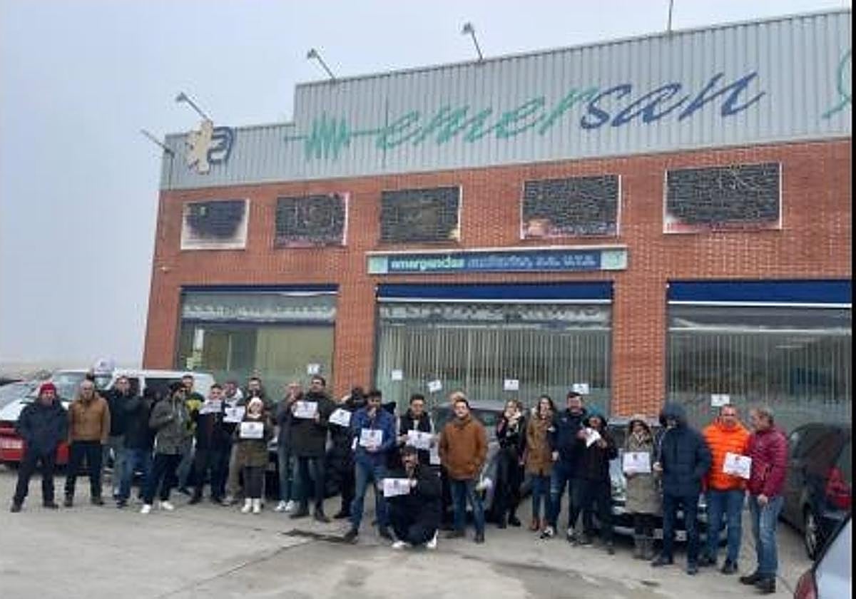 Trabajadores de ambulancias, frente a Emersan.