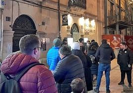 Cola para comprar entradas en la tienda de Unionistas.