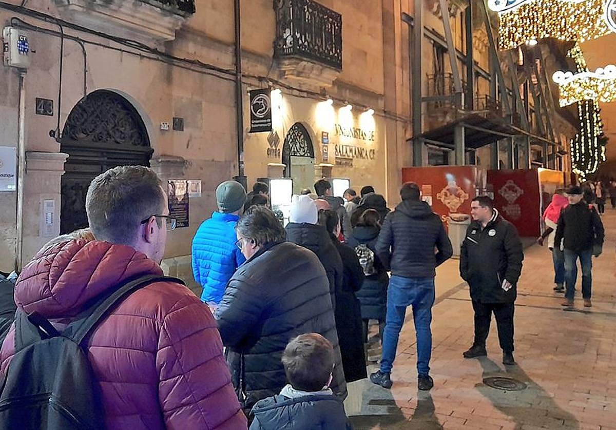 Cola para comprar entradas en la tienda de Unionistas.