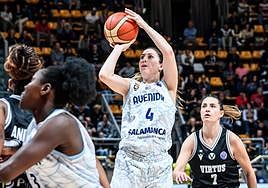 Leo Rodríguez lanza ante la Virtus en el partido de ida de la Euroliga.