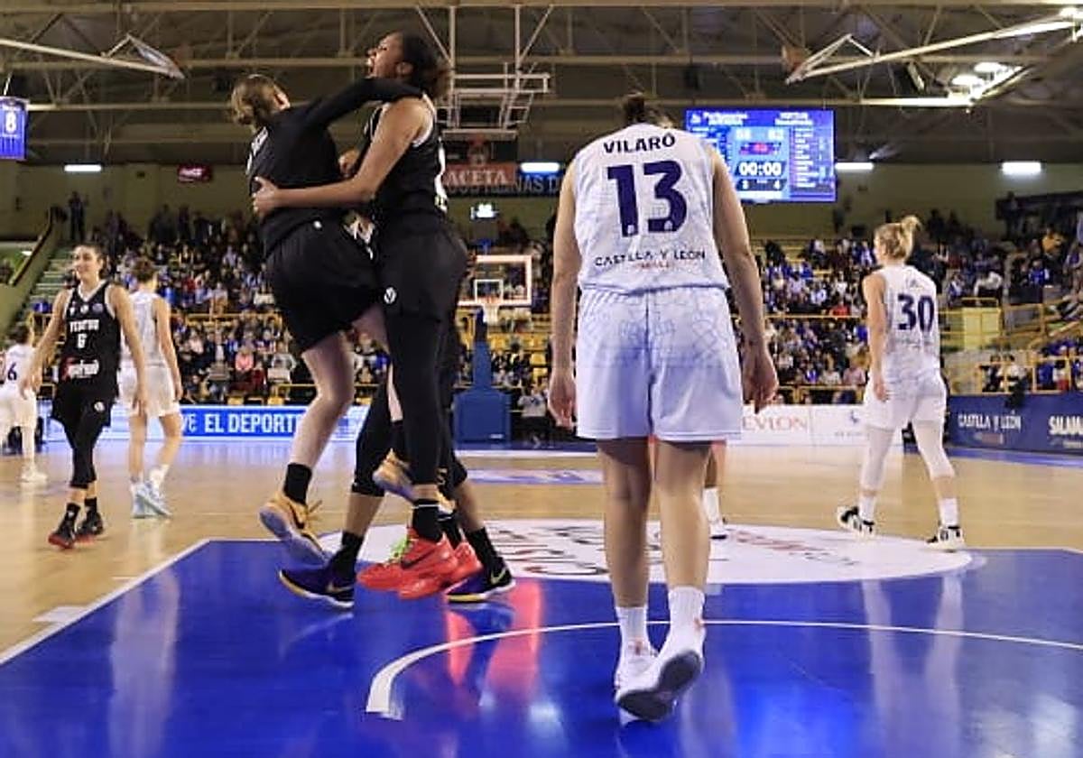 Las jugadoras de la Virtus celebran la victoria ante Avenida.
