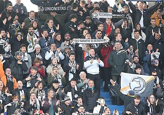 Seguidores de Unionistas ante el Sporting en la Copa.