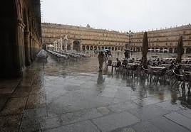 Lluvia en la Plaza Mayor de Salamanca.