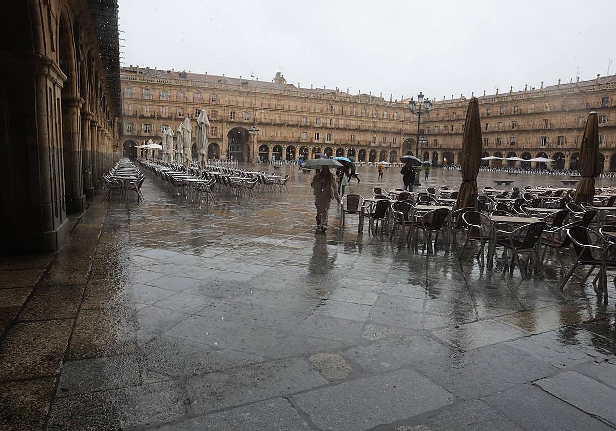 Lluvia en la Plaza Mayor de Salamanca.