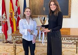 Marta García Rincón muestra sus medallas a la concejala Almudena Parres.