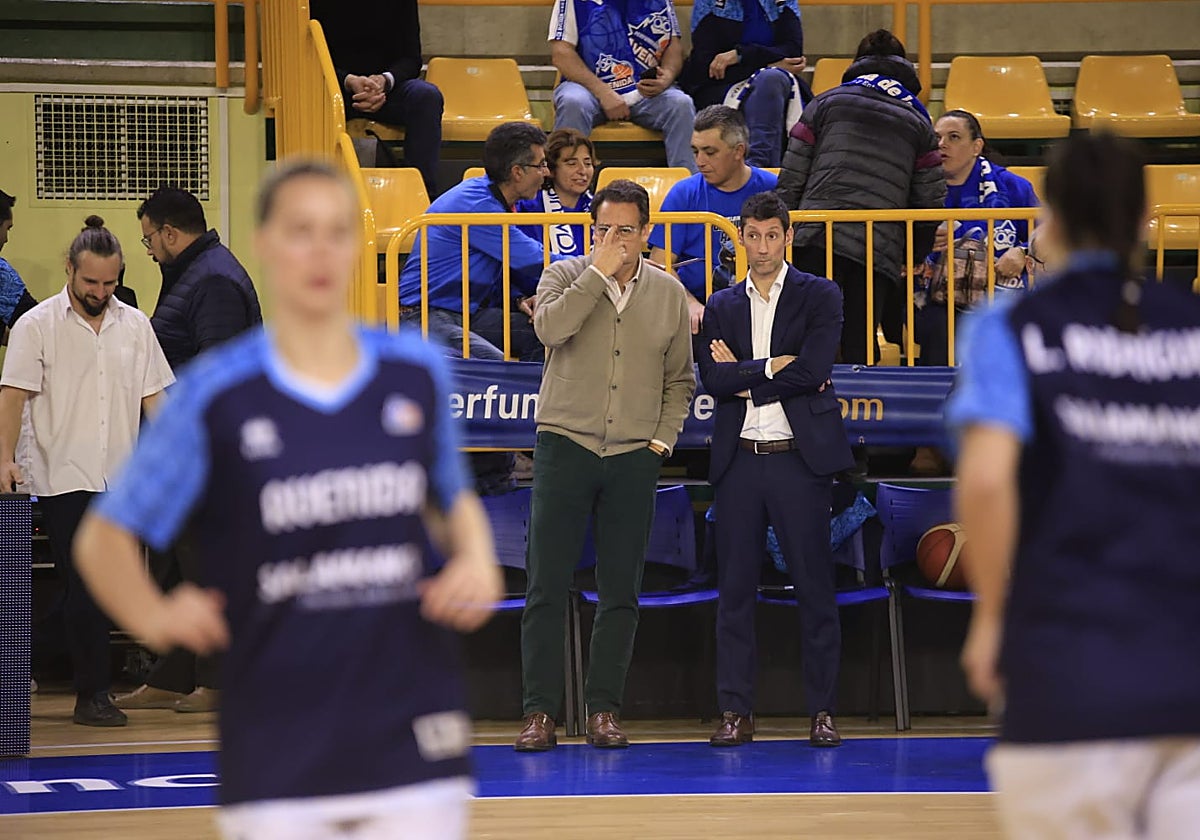 Pepe Vázquez observa a sus jugadoras junto a Jorge Recio, propietario del club
