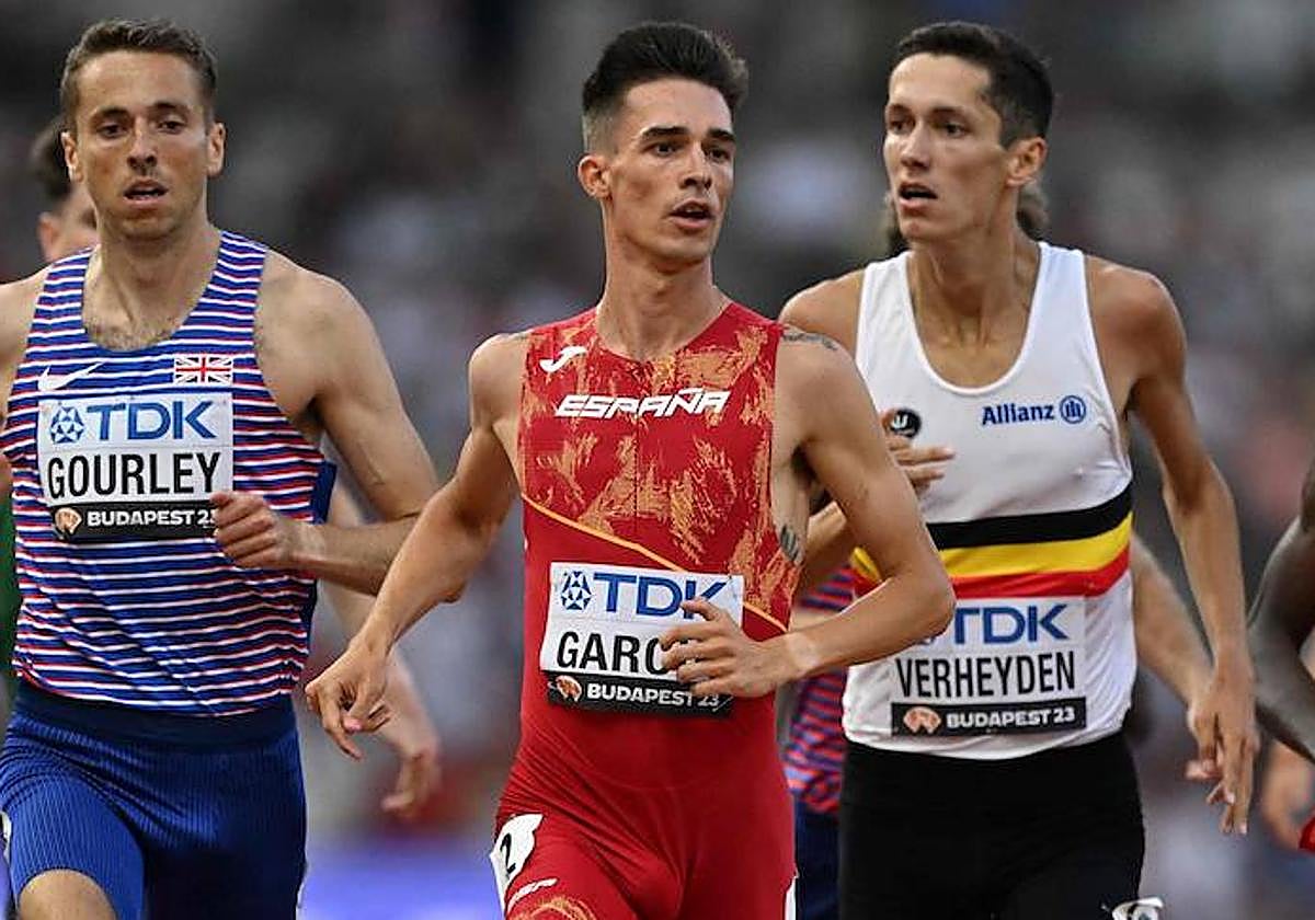 Mario García Romo, en el centro, en una competición con España.