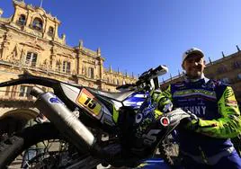 Santolino, posa junto a su moto en la Plaza Mayor de Salamanca