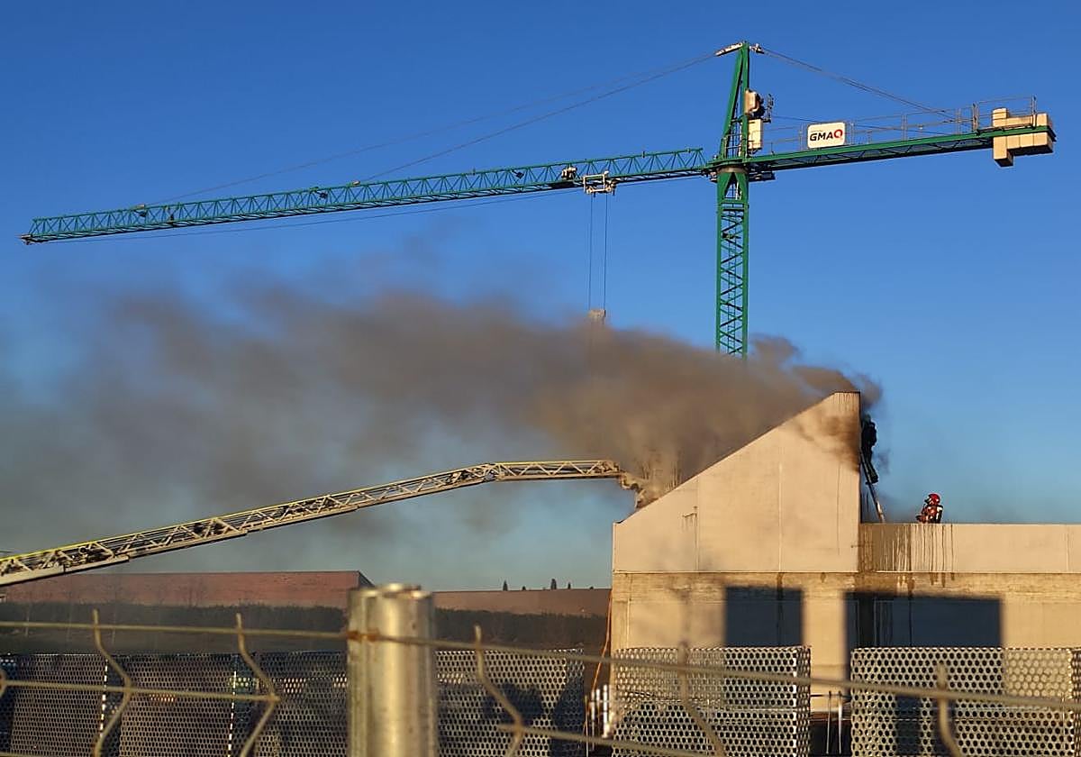 Los bomberos intentan acceder a la zona por la que sale el humo