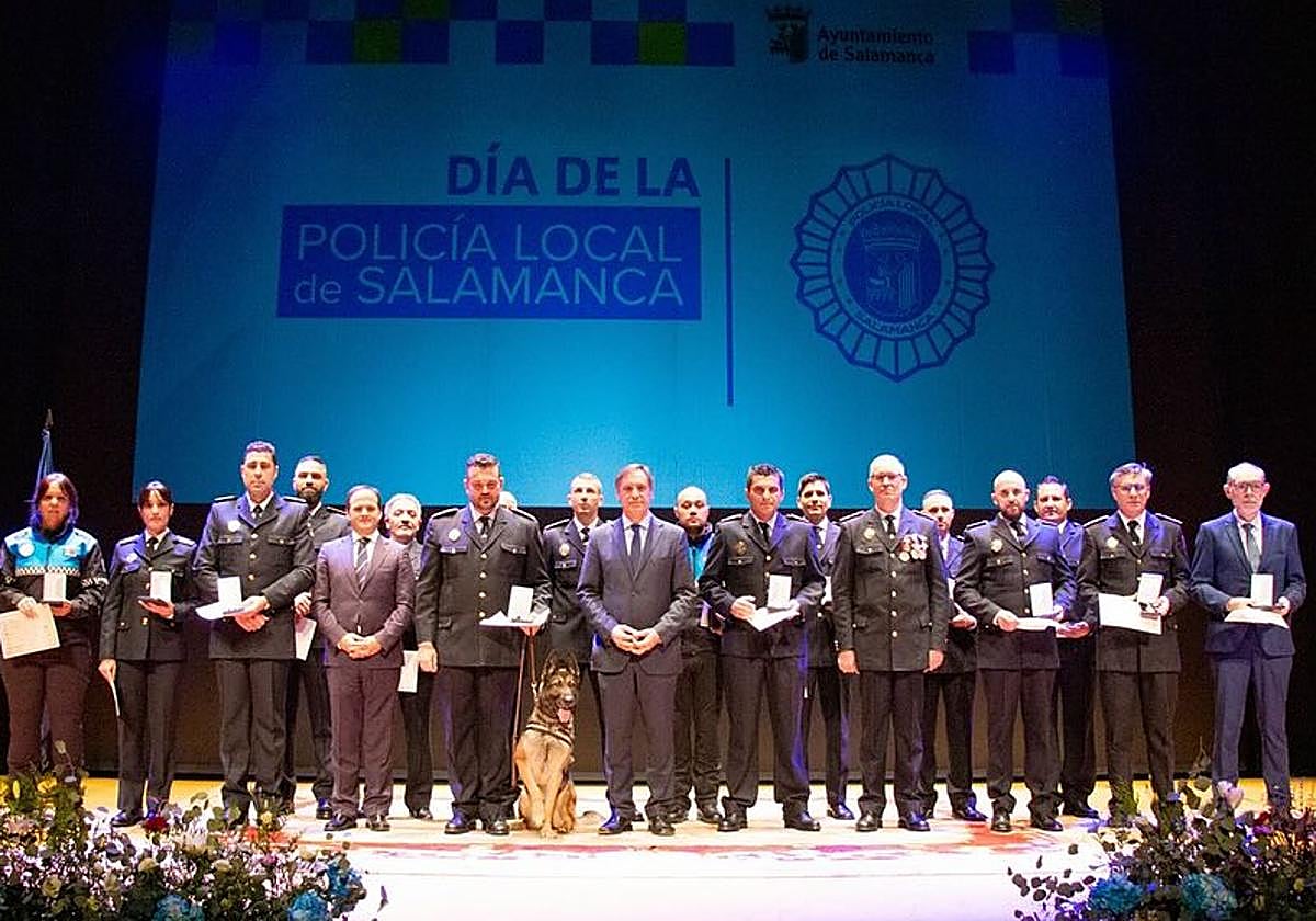 Los policías recogen sus reconocimientos juntos al alcalde Carbayo.