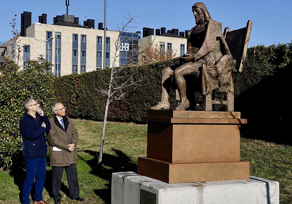 El rector de la Universidad de Salamanca, Ricardo Rivero, acompañado de Francisco Blanco, presidente de la Fundación Venancio Blanco, inaugura la escultura de Diego Saavedra Fajardo frente a la Facultad de Derecho.