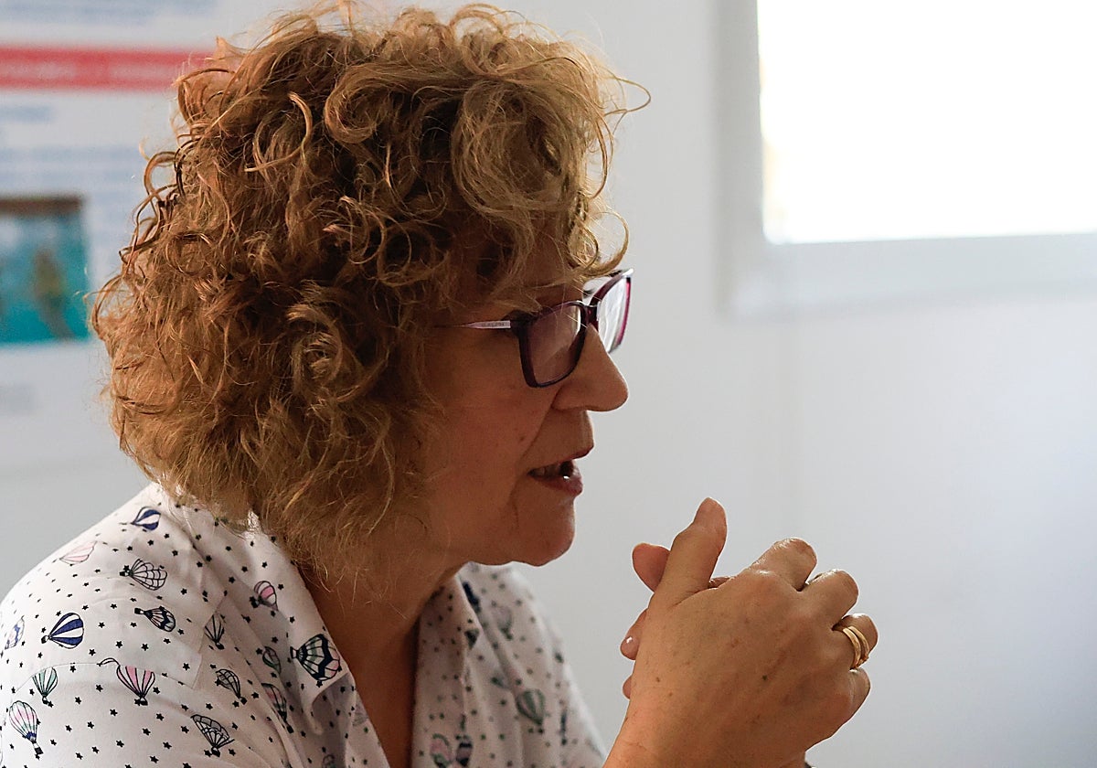 La presidenta de Afibrosal, Juncal Marcos Hernández, en el despacho de la asociación