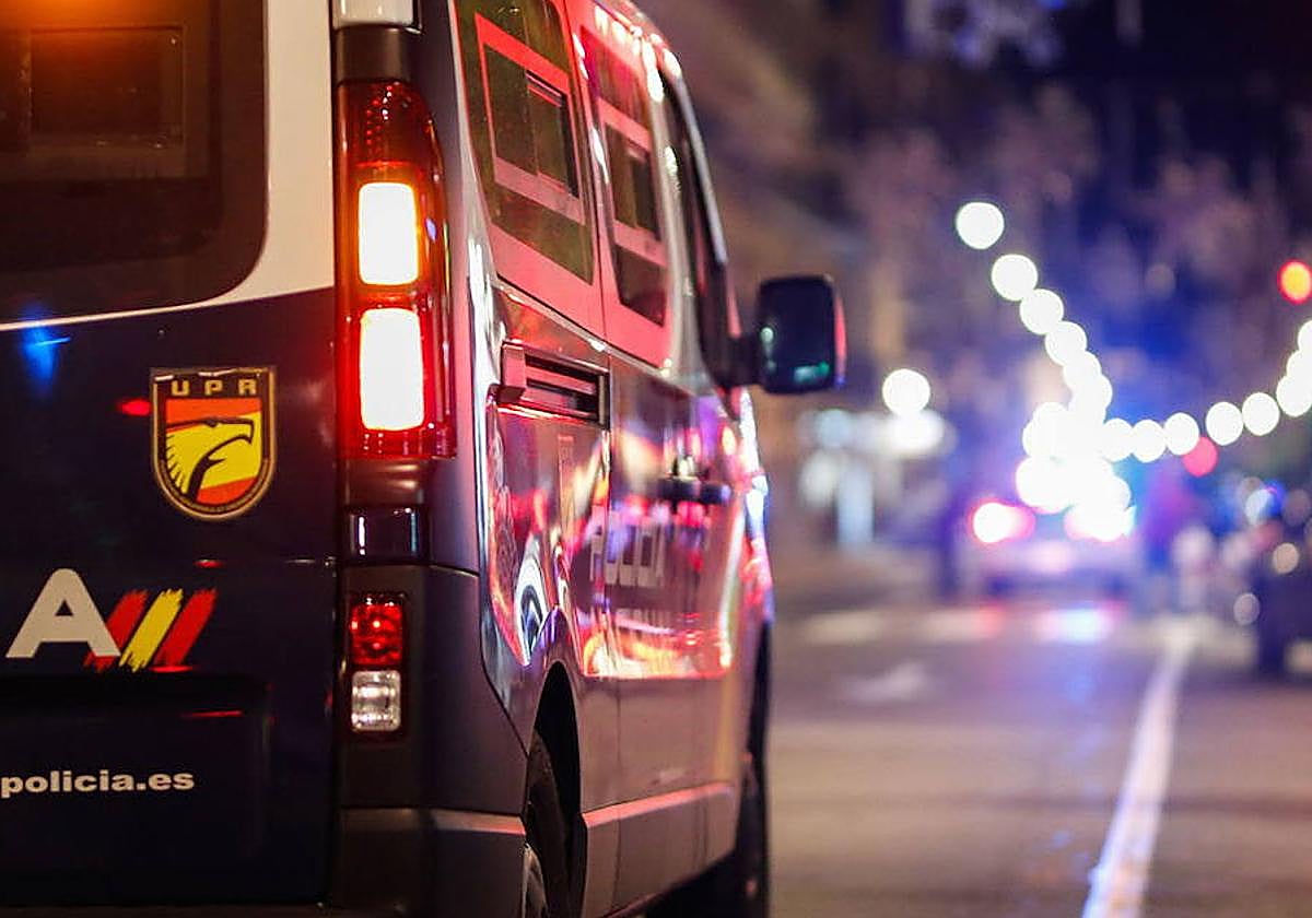 Furgoneta de la Policía Nacional por Salamanca.