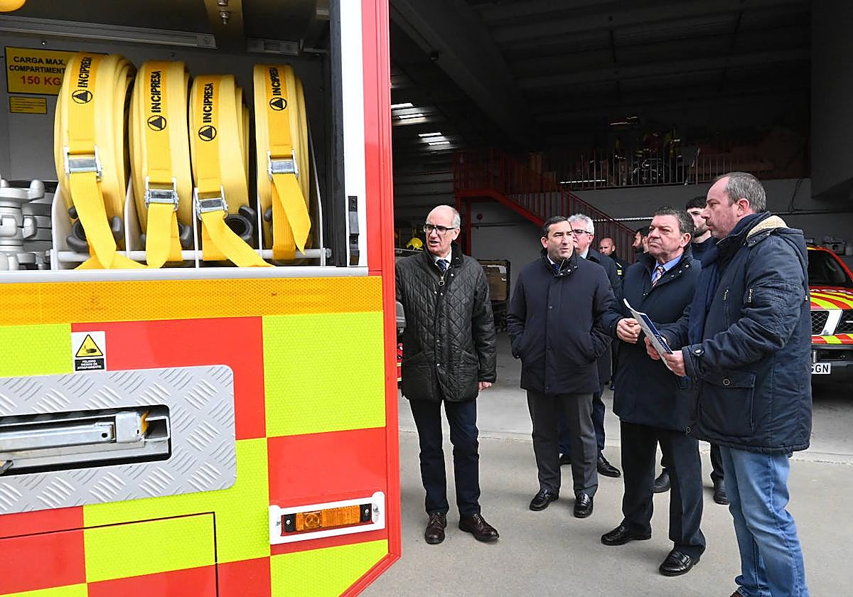 Iglesias, primero por la izquierda, en la presentación de unos camiones.