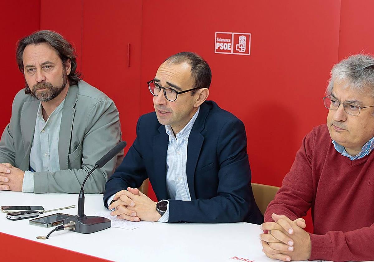 David Serrada, secretario general del PSOE de Salamanca, en el centro, durante la rueda de prensa.