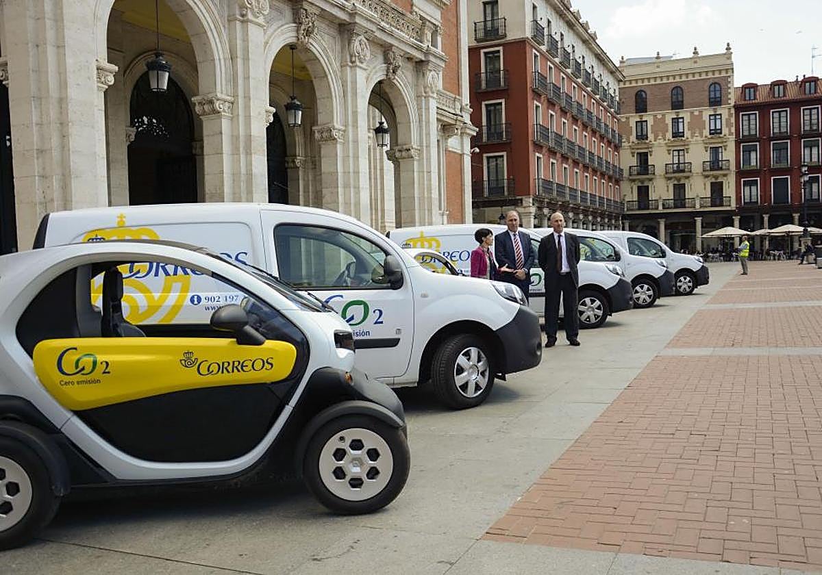 Presentación de los nuevos vehículos electricos de reparto de Correos.