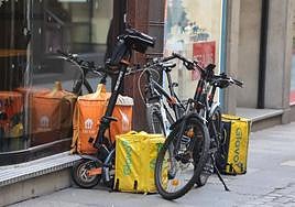 Vehículos de repartidores a la puerta de un restaurante en la calle Prior de Salamanca.