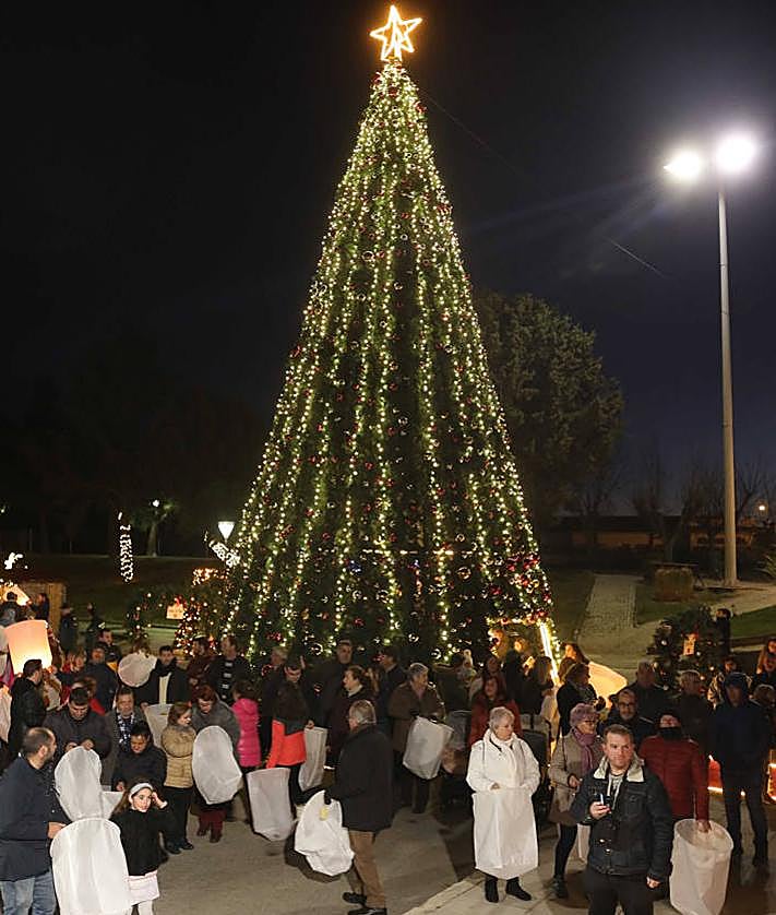 Imagen secundaria 2 - Miles de visitantes acuden al Mercado de Navidad Hispanoluso en Fuentes de Oñoro