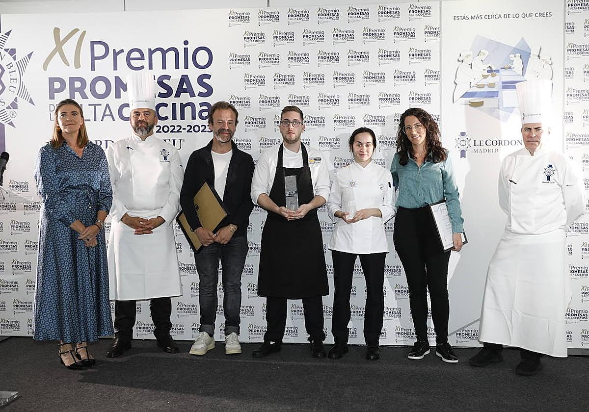 Imagen los dos ganadores de la pasada edición con el jurado.