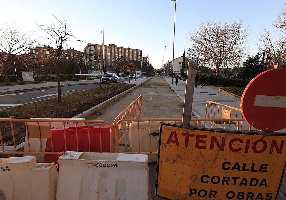 Imagen principal - Malestar entre comerciantes y vecinos por las interminables obras de la carretera de Ledesma