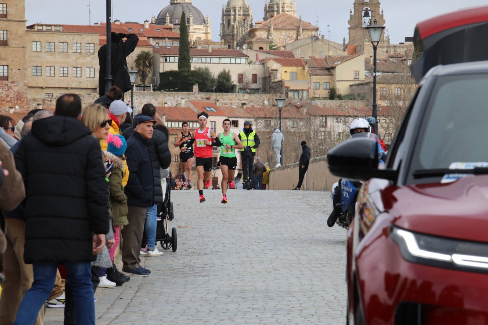 San Silvestre Salmantina: paso por el Puente Romano y calle Compañía