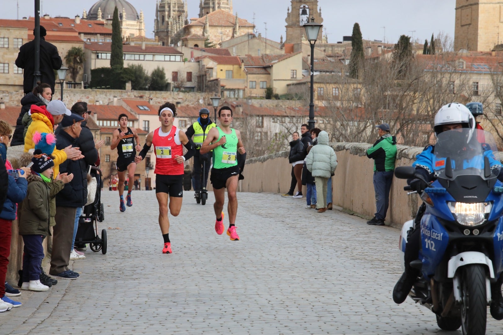 San Silvestre Salmantina: paso por el Puente Romano y calle Compañía