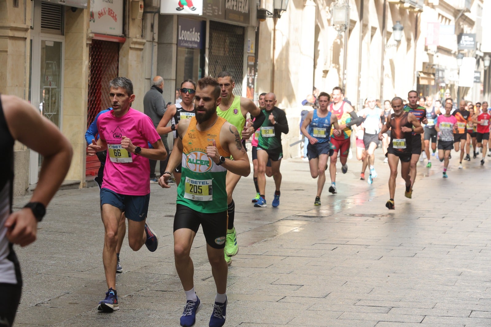 San Silvestre Salmantina: paso por el Puente Romano y calle Compañía
