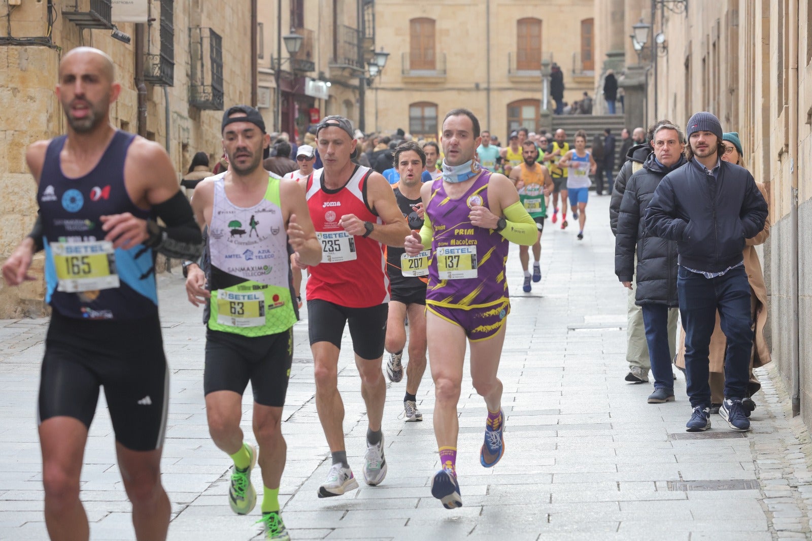 San Silvestre Salmantina: paso por el Puente Romano y calle Compañía