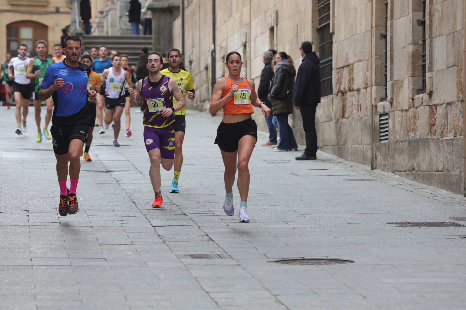 San Silvestre Salmantina: paso por el Puente Romano y calle Compañía