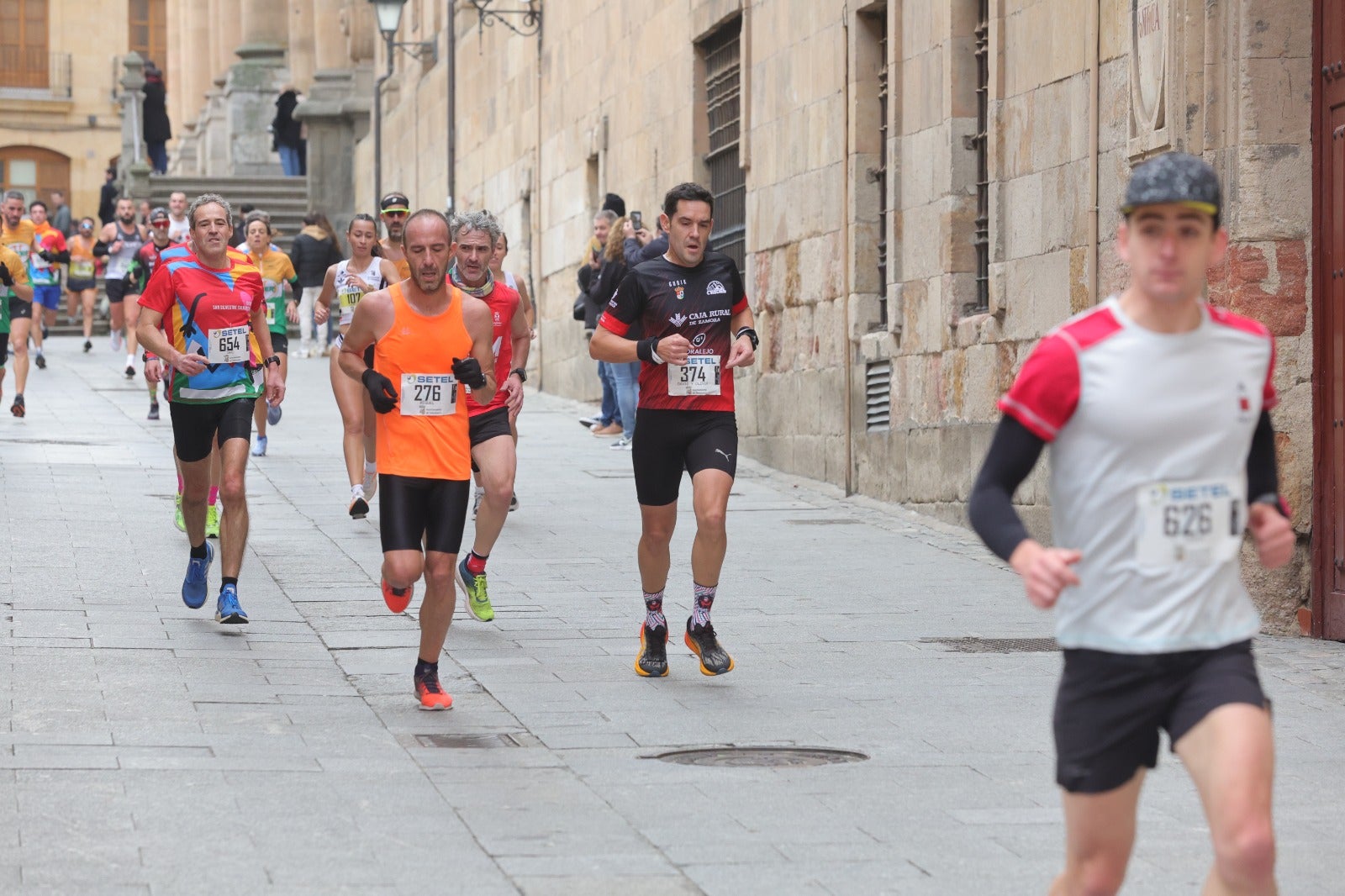 San Silvestre Salmantina: paso por el Puente Romano y calle Compañía