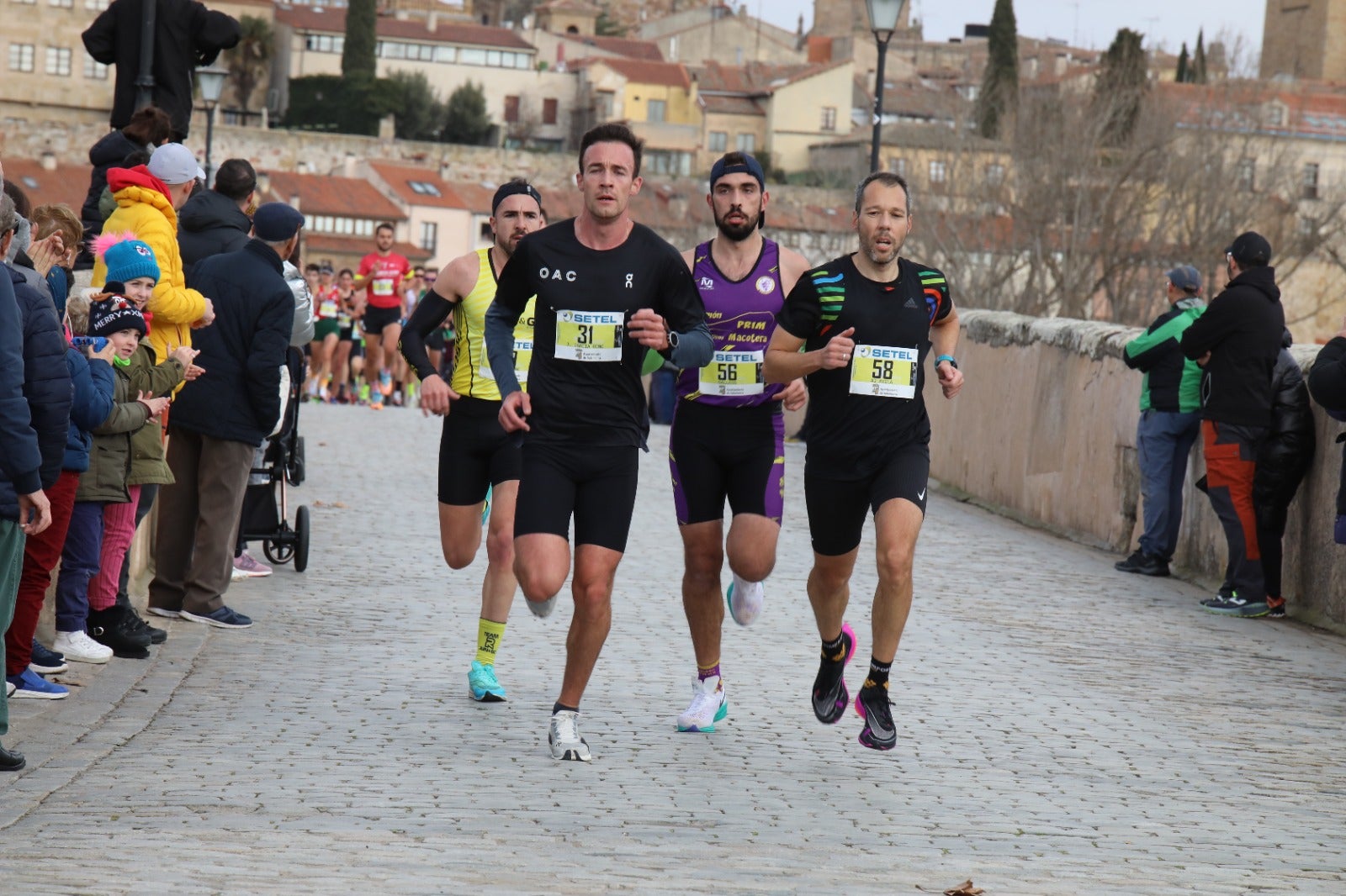 San Silvestre Salmantina: paso por el Puente Romano y calle Compañía