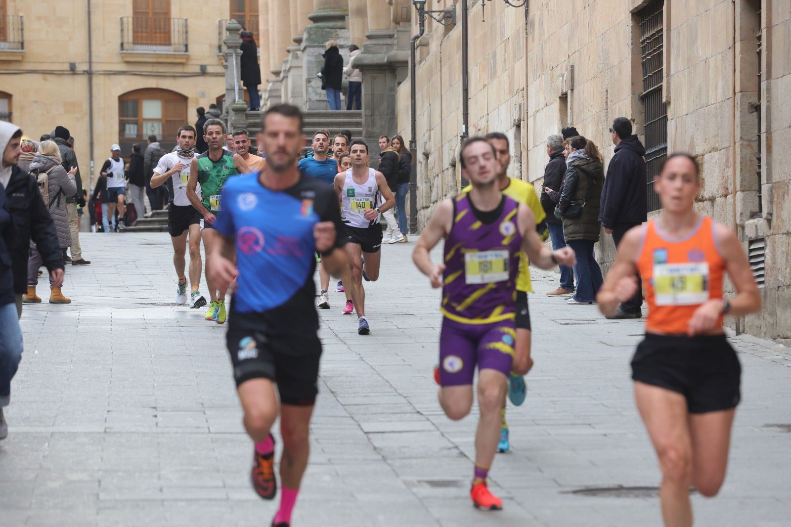 San Silvestre Salmantina: paso por el Puente Romano y calle Compañía